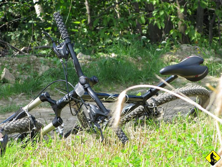 fota 055.jpg - Pierwsza przerwa. Kurcze znowu się pogoda udała. Ciekawe czy zauważyłeś, że nie mam butów spd (podpowiedź: druga fota:)? Nie musisz wracać, jeszcze będę poźniej :)